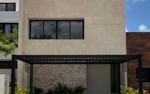 Contemporary Home with Rooftop Jacuzzi in Río Residencial
