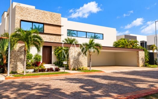 Luxury House for Sale in Cumbres Cancun | Pool, Gym & Rooftop