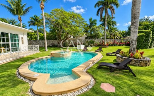 Single-Story Estate with Guest Villa and Private Pool in Cancun