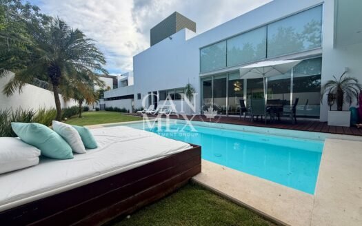 Beautiful 4-Bedroom House with Private Pool for Sale in Residencial Cumbres, Cancun