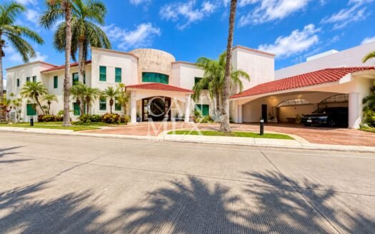 Expansive 6-Bedroom Home with Private Pool in Residencial Villa Magna